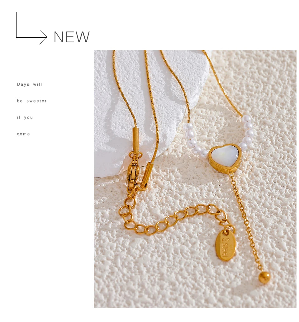 Pearl natural stone heart necklace in gold-plated stainless steel with pearl and natural stone.