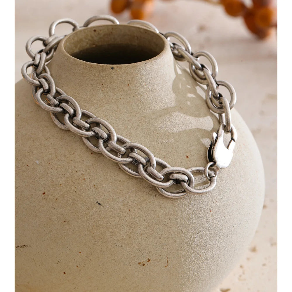 Vintage geometric chain necklace in gold-plated stainless steel.