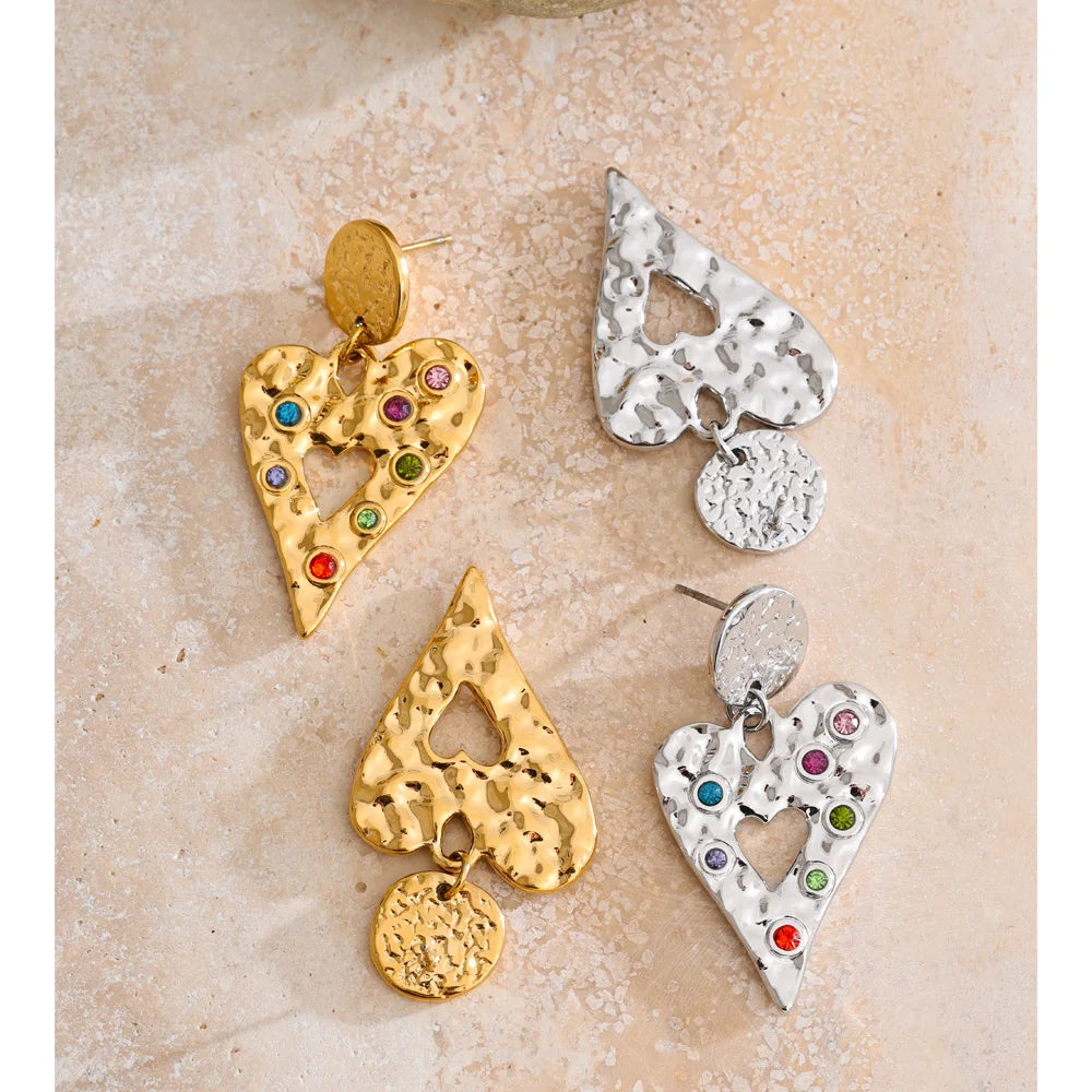 Cubic zirconia heart hammered earrings in gold-plated stainless steel with cubic zirconia.