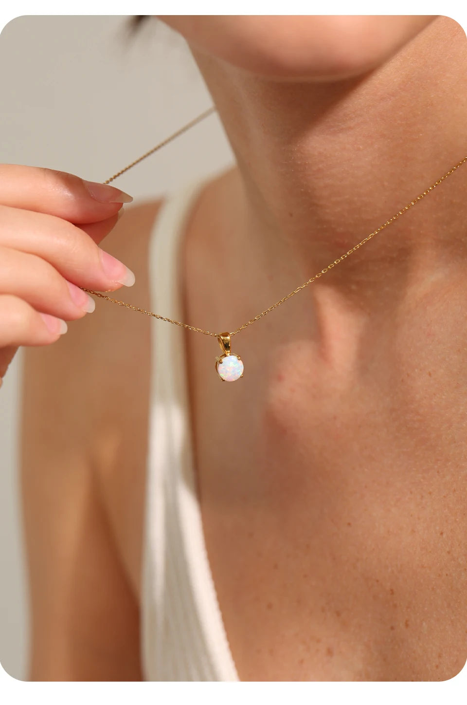 Natural stone geometric necklace in gold-plated stainless steel with natural stone.