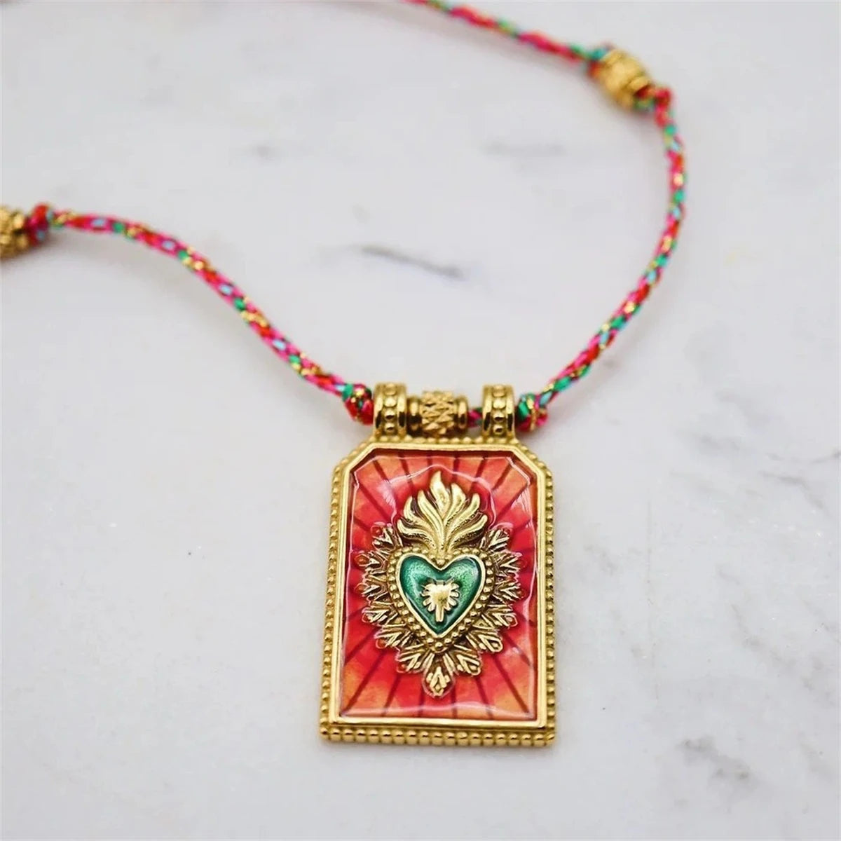 Hot selling artistic retro style tarot card heart eye flame pendant necklace for women's fashion gold-plated color preservation