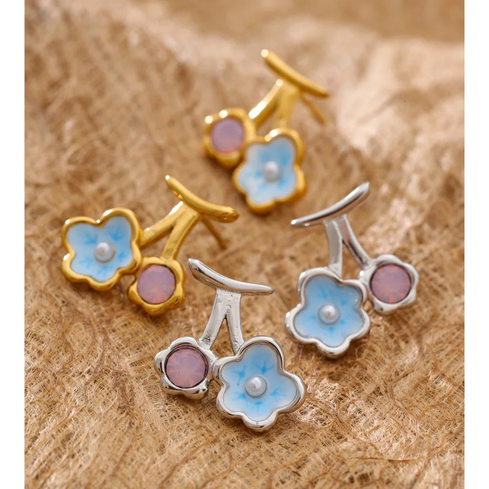 Pearl enamel flower earrings in gold-plated stainless steel with pearl and enamel.