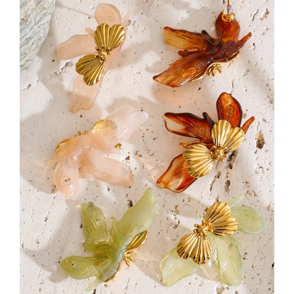 Resin acrylic earrings in gold-plated stainless steel with resin and acrylic.