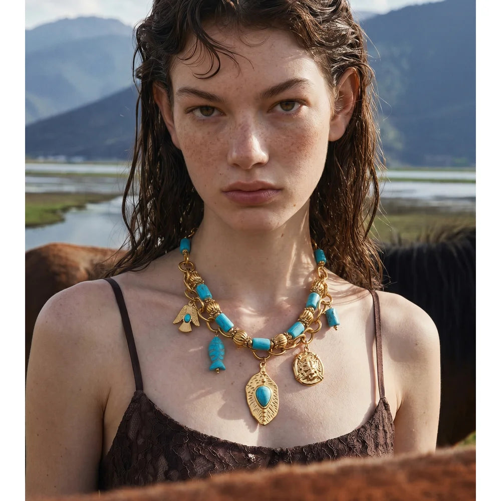 Natural stone geometric necklace in gold-plated stainless steel with natural stone.