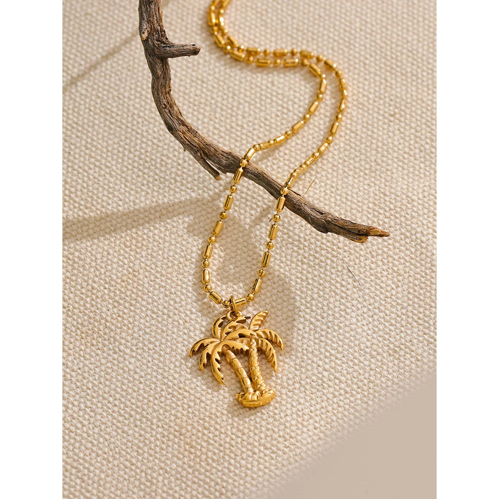 Geometric necklace in gold-plated stainless steel.