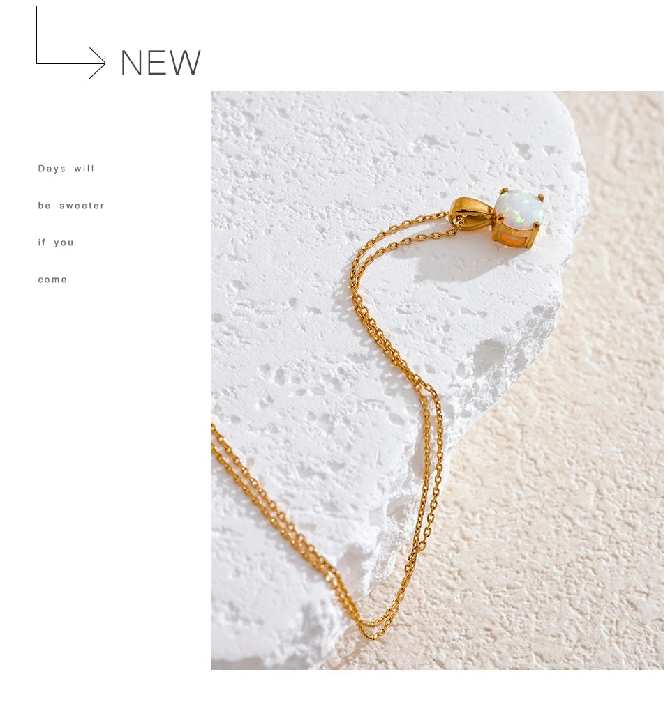 Natural stone geometric necklace in gold-plated stainless steel with natural stone.