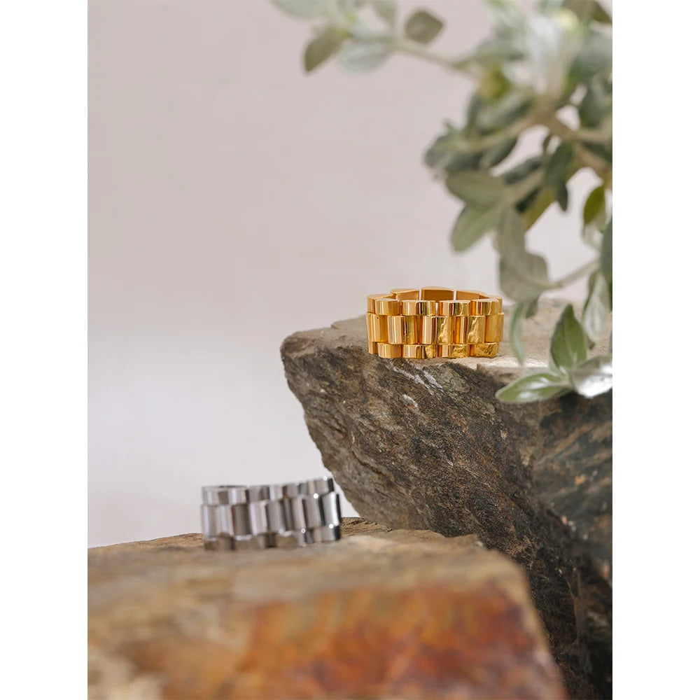 Geometric chain ring in gold-plated stainless steel.