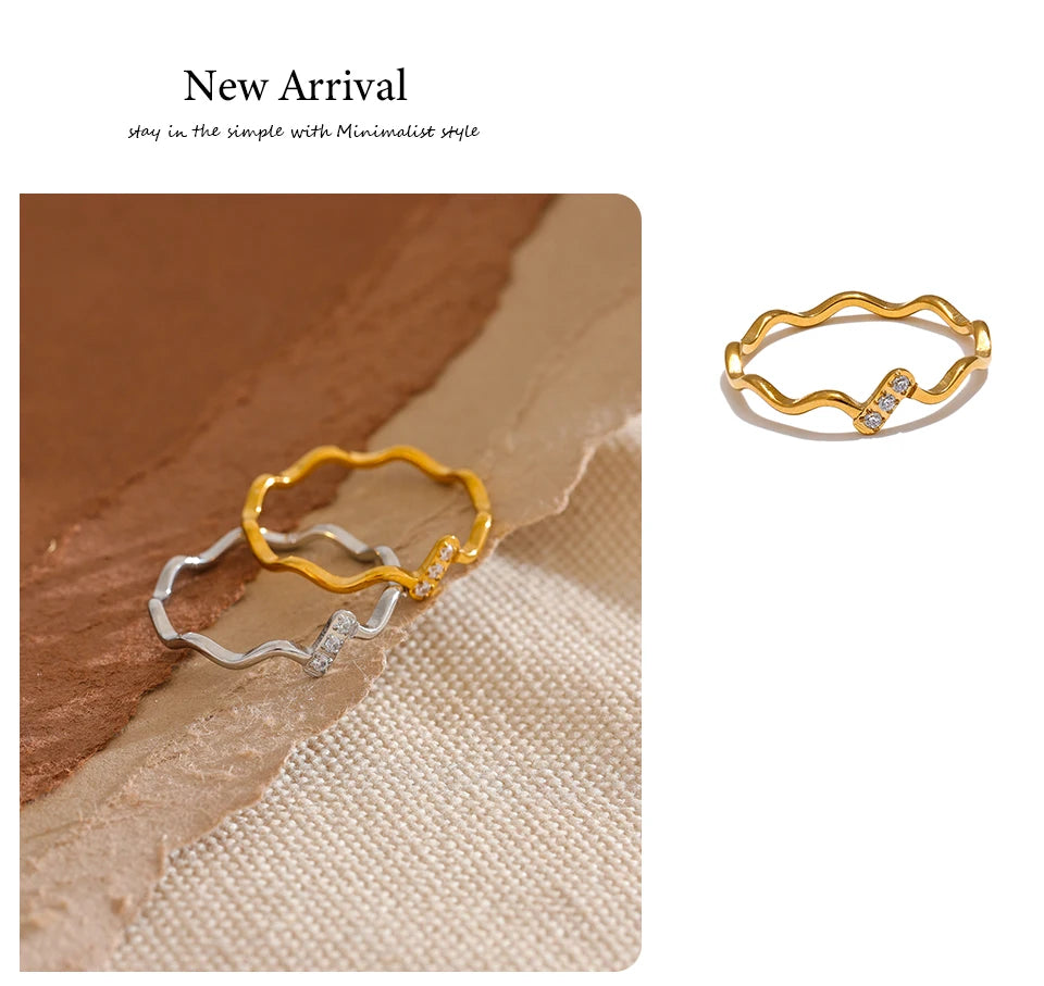 Cubic zirconia minimalist geometric ring in gold-plated stainless steel with cubic zirconia.