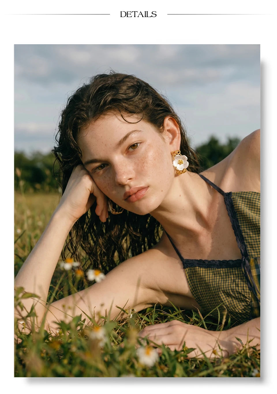 Resin flower earrings in gold-plated stainless steel with resin.