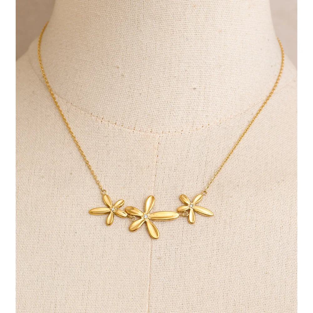 Cubic zirconia flower necklace in gold-plated stainless steel with cubic zirconia.