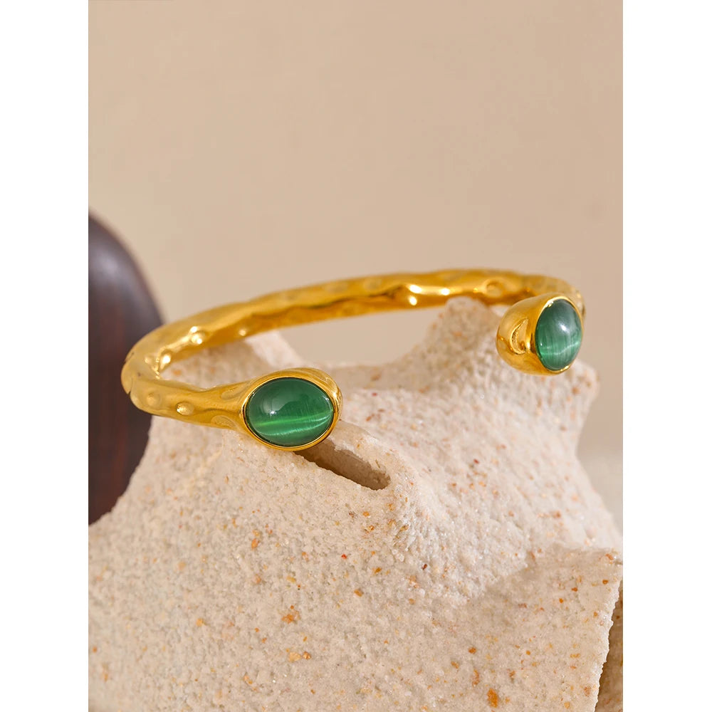 Natural stone geometric bracelet in gold-plated stainless steel with natural stone.