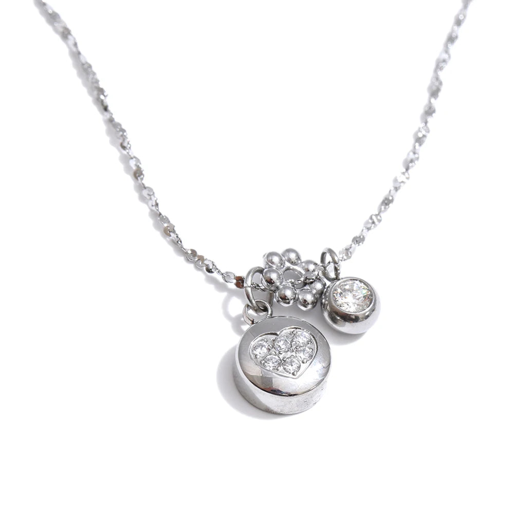 Cubic zirconia heart geometric necklace in gold-plated stainless steel with cubic zirconia.