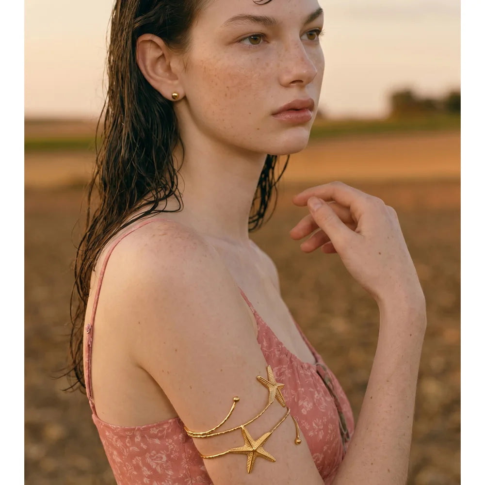 Star bracelet in gold-plated stainless steel.