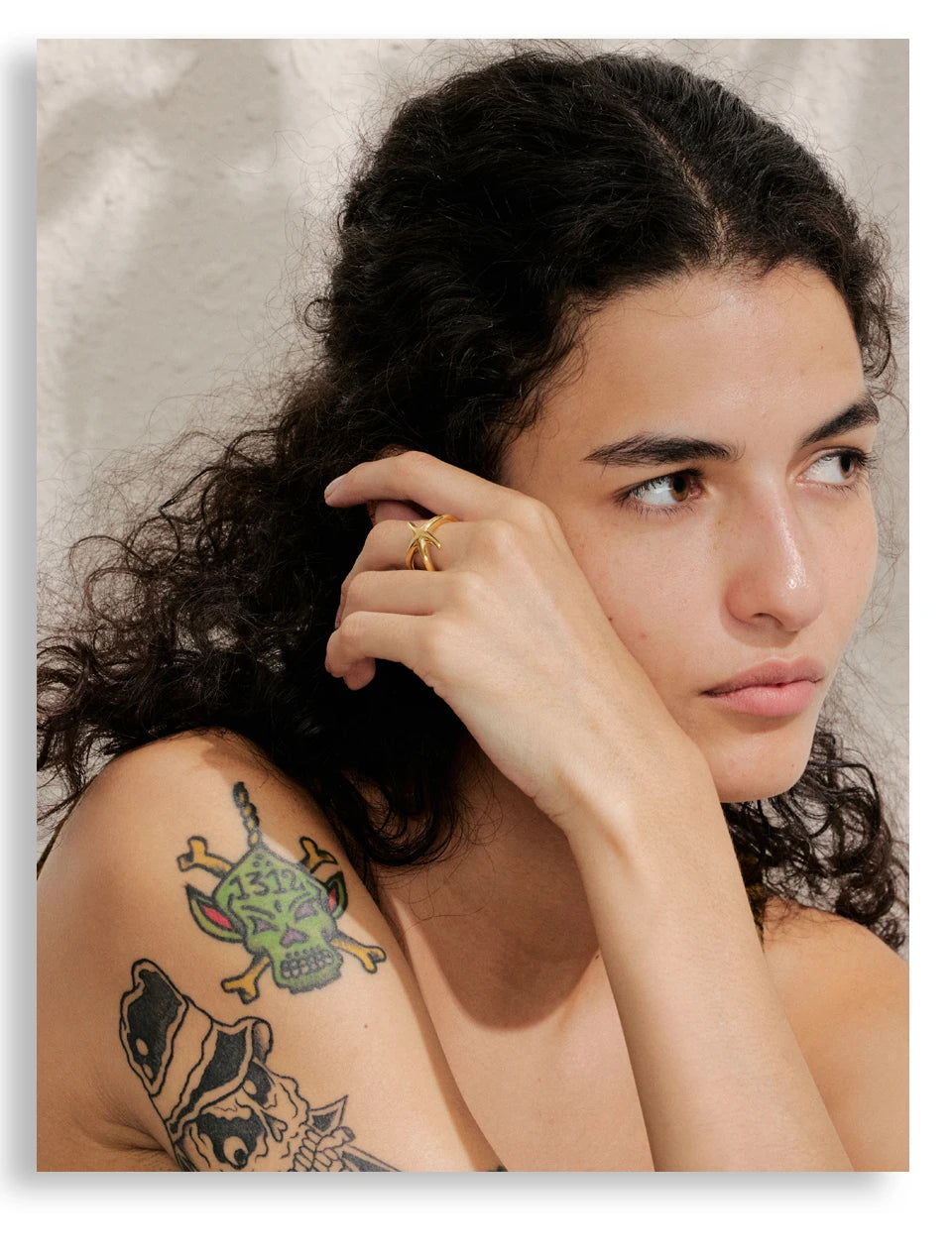 Star geometric ring in gold-plated stainless steel.