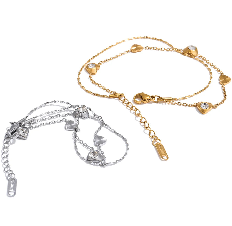 Cubic zirconia heart chain necklace in gold-plated stainless steel with cubic zirconia.