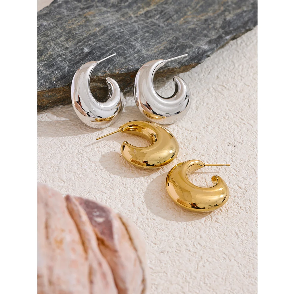 Geometric earrings in gold-plated stainless steel.