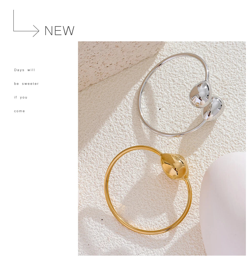 Geometric bracelet in gold-plated stainless steel.