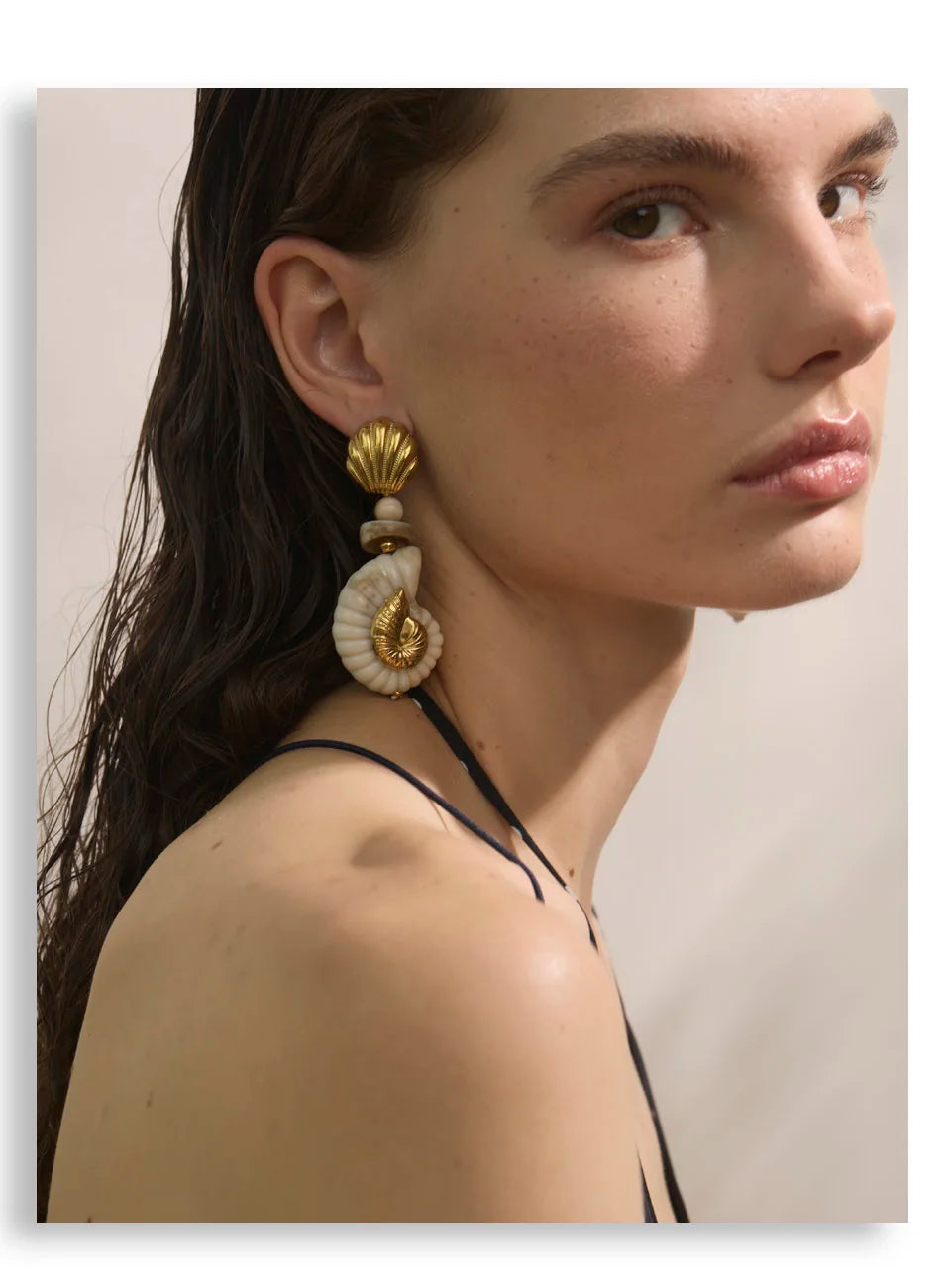 Shell resin geometric earrings in gold-plated stainless steel with shell and resin.
