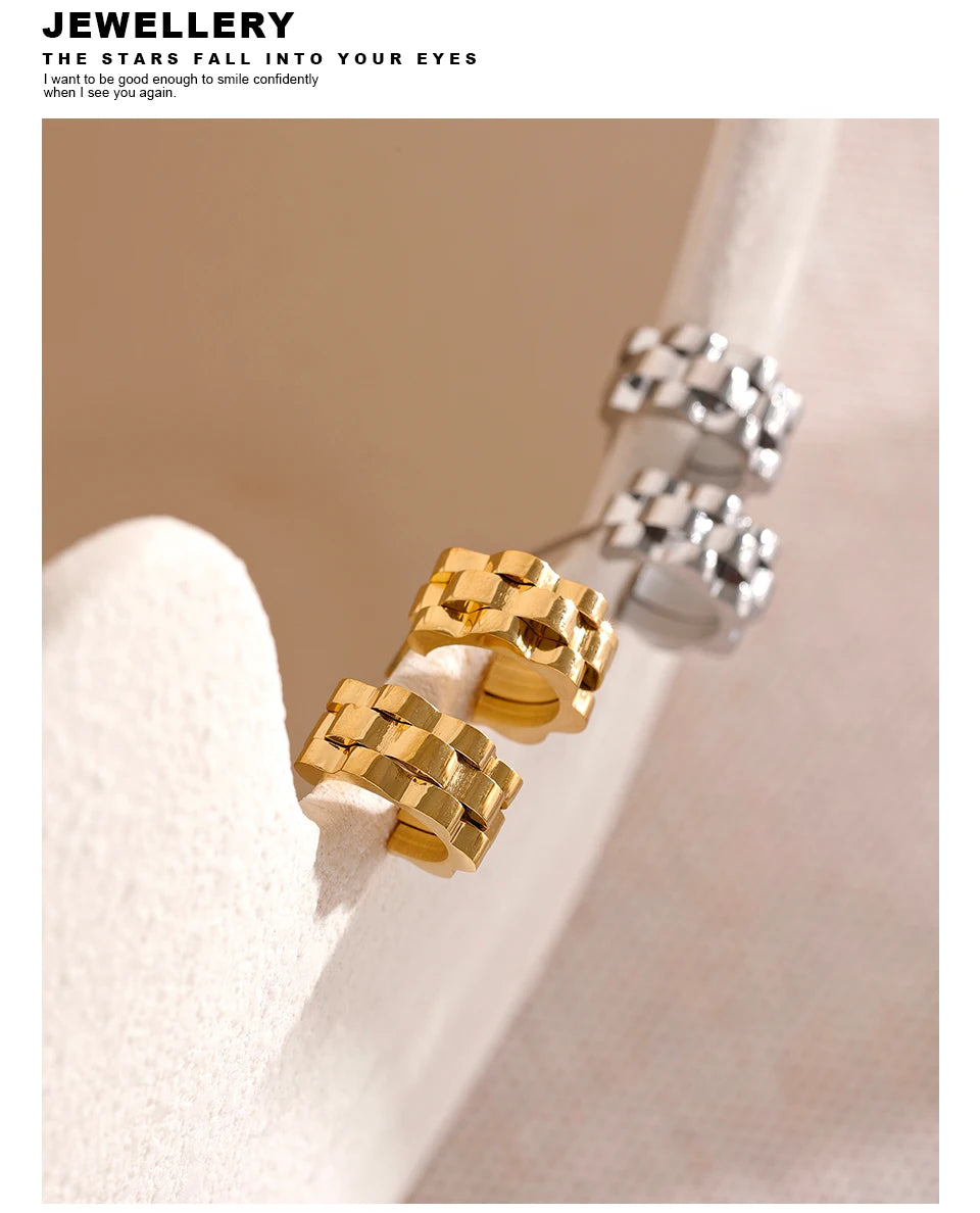 Hammered geometric earrings in 18K gold-plated stainless steel.