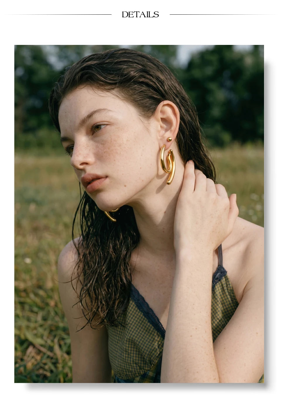 Geometric earrings in gold-plated stainless steel.
