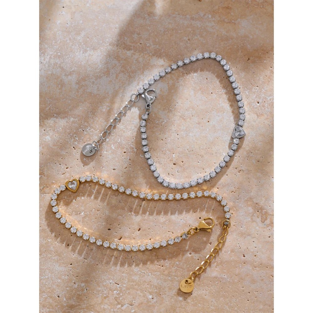Cubic zirconia heart geometric necklace in gold-plated stainless steel with cubic zirconia.