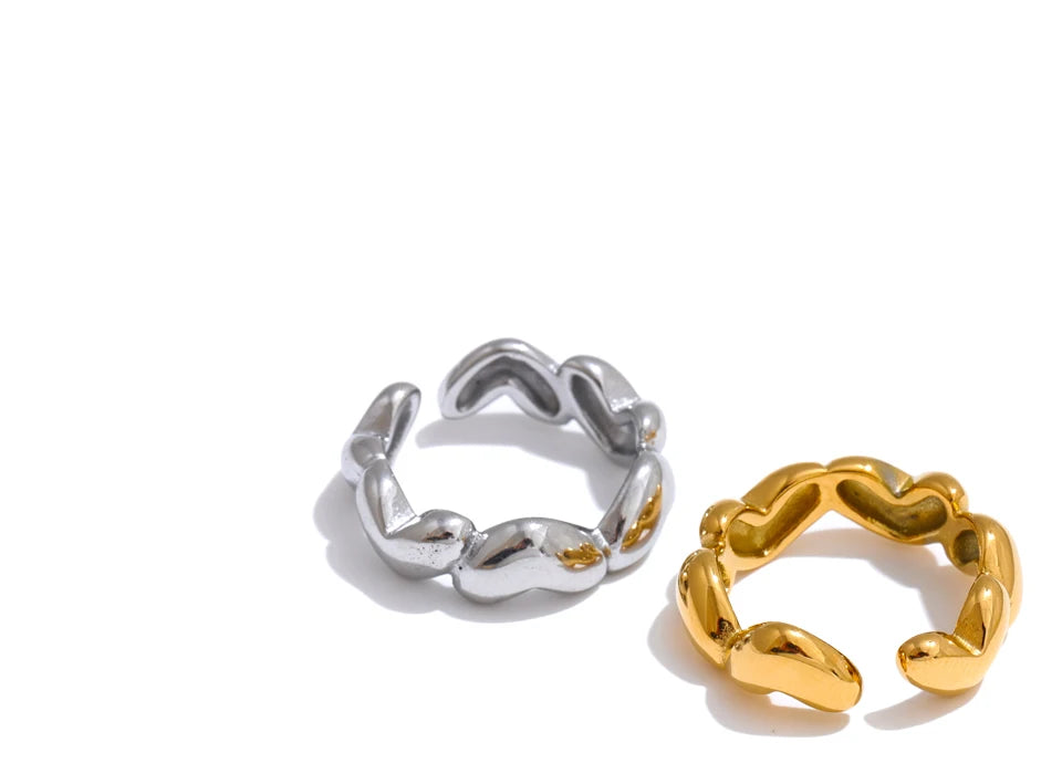 Heart geometric ring in 18K gold-plated stainless steel.