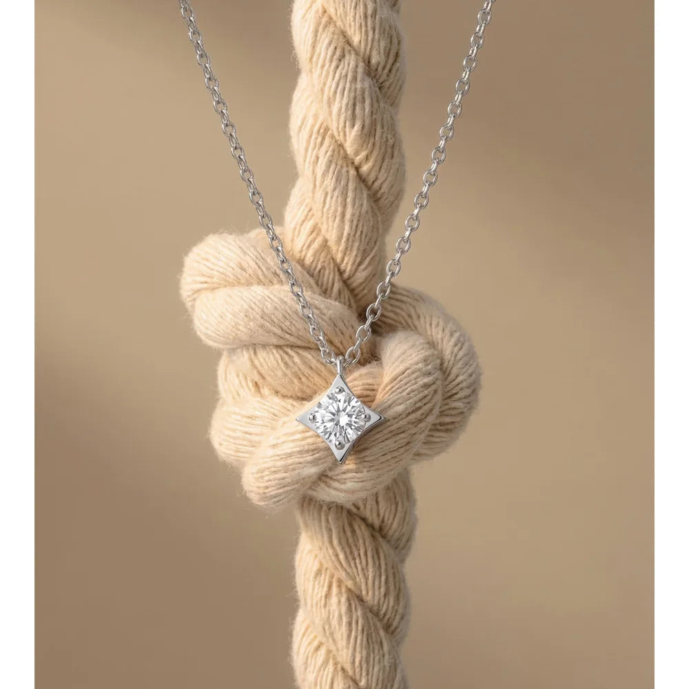 Cubic zirconia star necklace in gold-plated stainless steel with cubic zirconia.