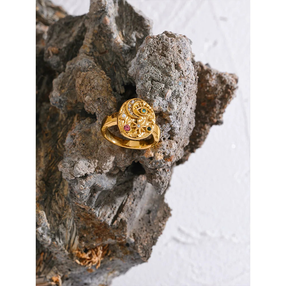 Cubic zirconia star moon ring in 18K gold-plated stainless steel with cubic zirconia.