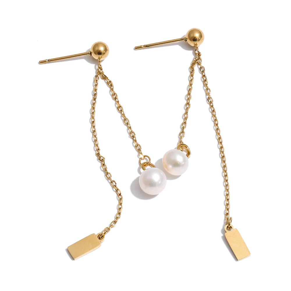 Freshwater pearl geometric chain earrings in gold-plated stainless steel with freshwater pearl.