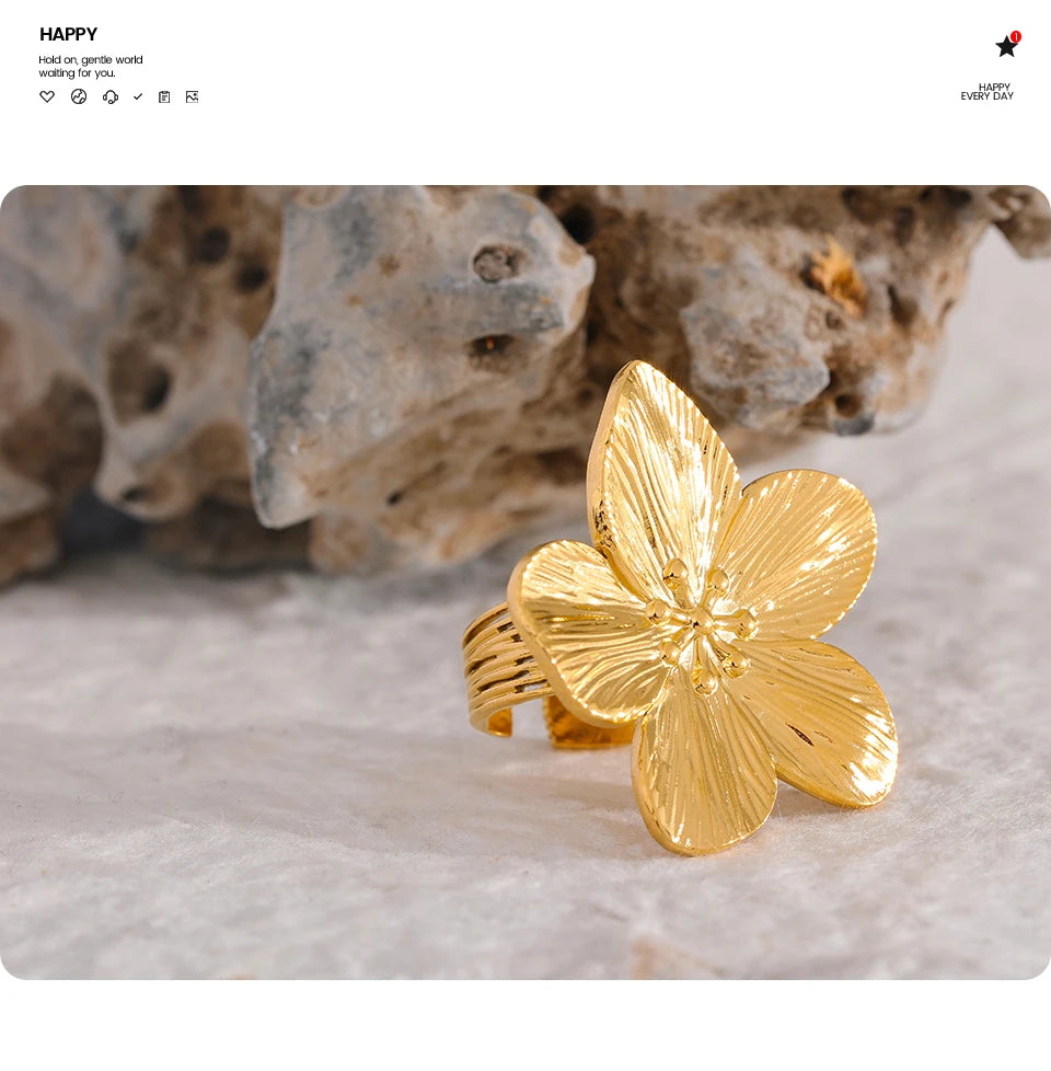 Flower geometric ring in 18K gold-plated stainless steel.