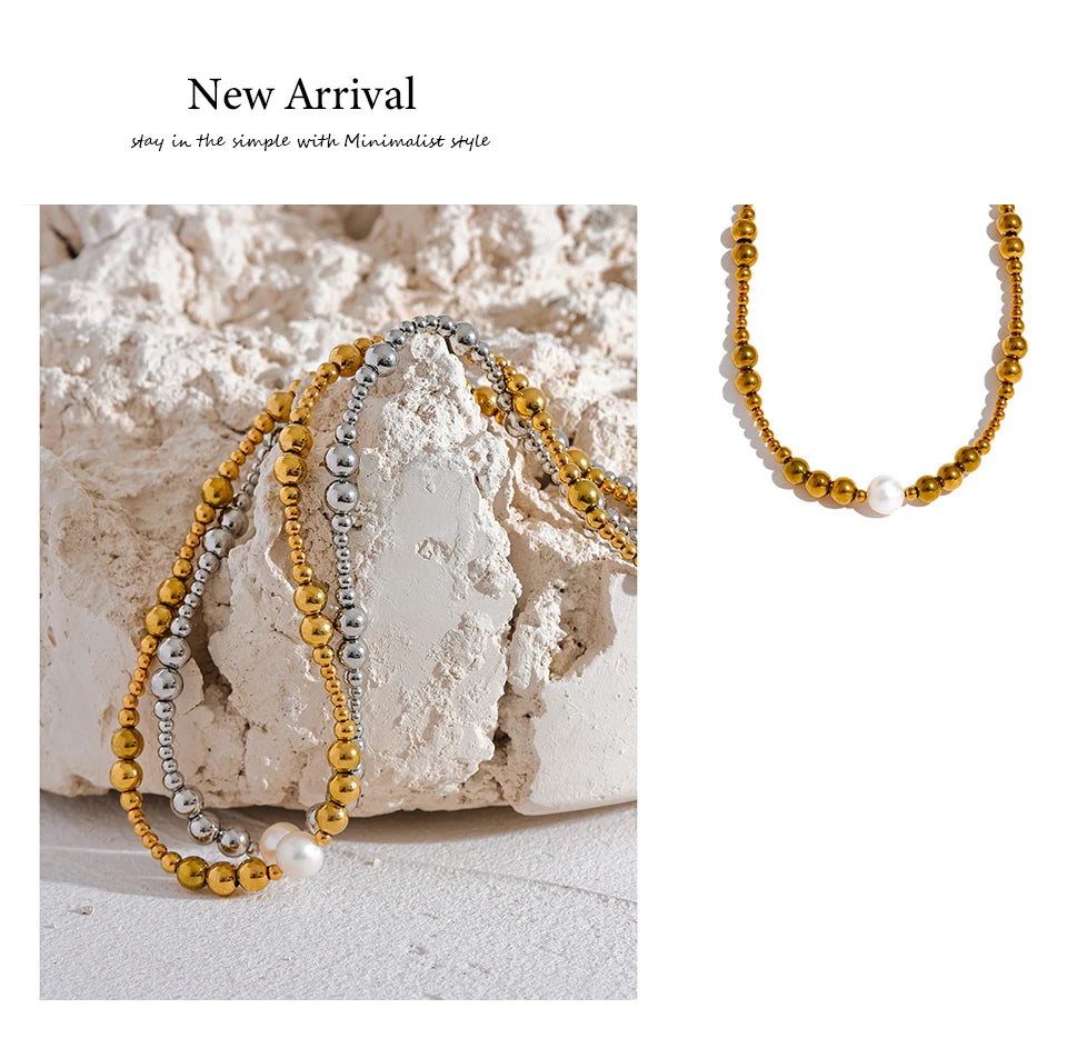 Freshwater pearl geometric necklace in 18K gold-plated stainless steel with freshwater pearl.