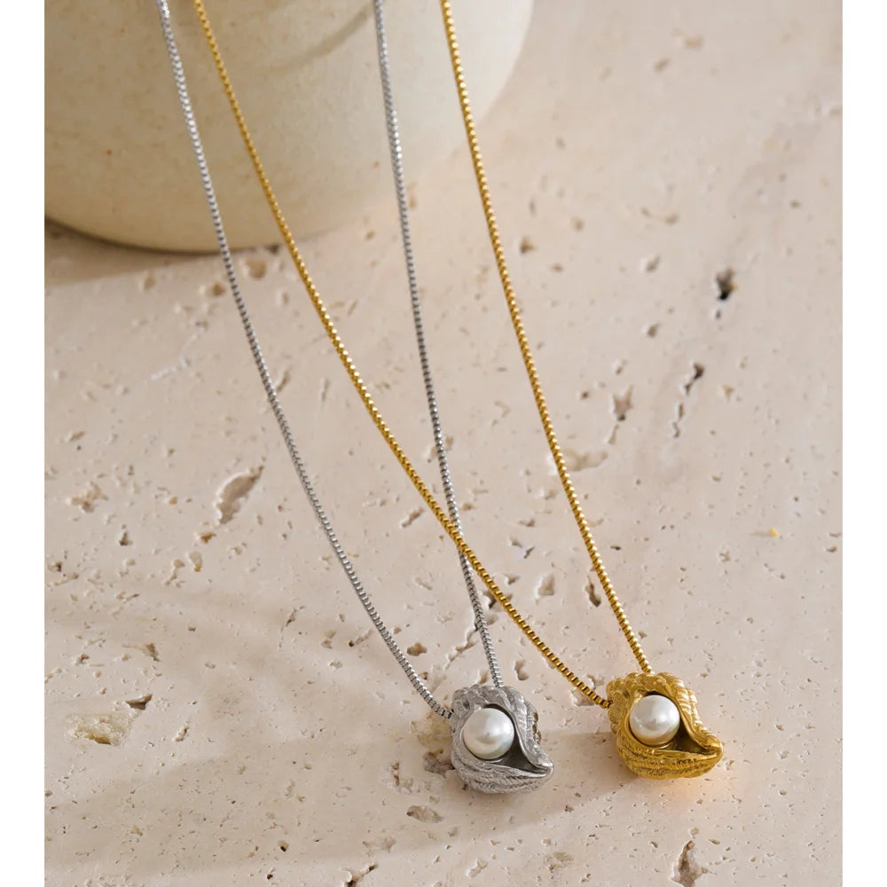 Pearl shell geometric necklace in gold-plated stainless steel with pearl and shell.