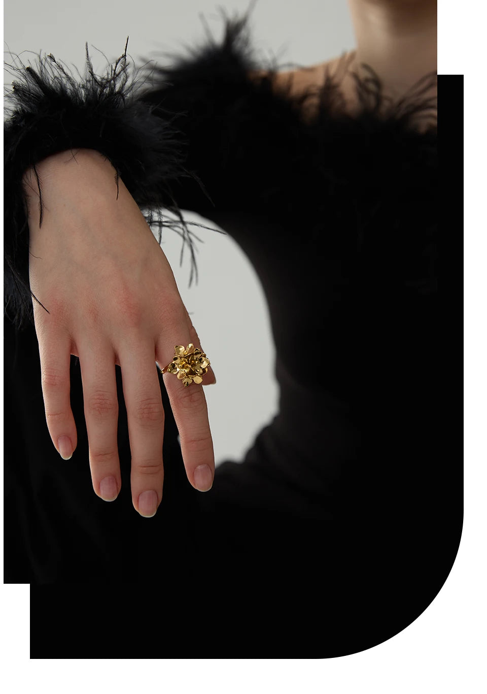 Flower ring in 18K gold-plated stainless steel.