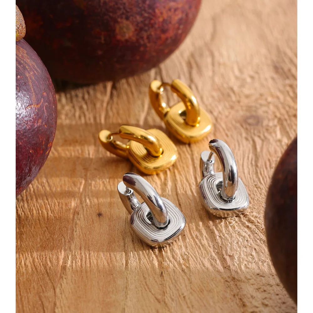 Geometric earrings in gold-plated stainless steel.