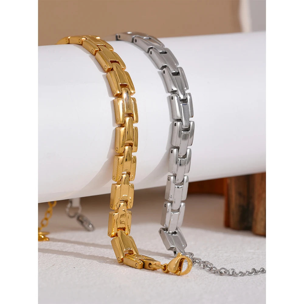 Geometric chain necklace in gold-plated 316L stainless steel.