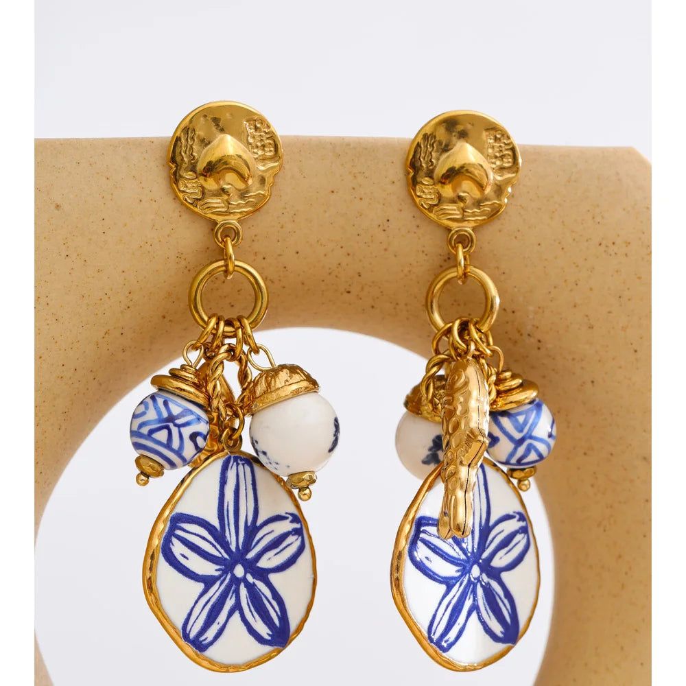 Flower beaded earrings in gold-plated stainless steel.