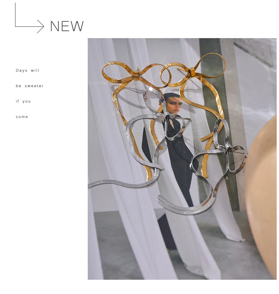 Bow chain earrings in gold-plated stainless steel.