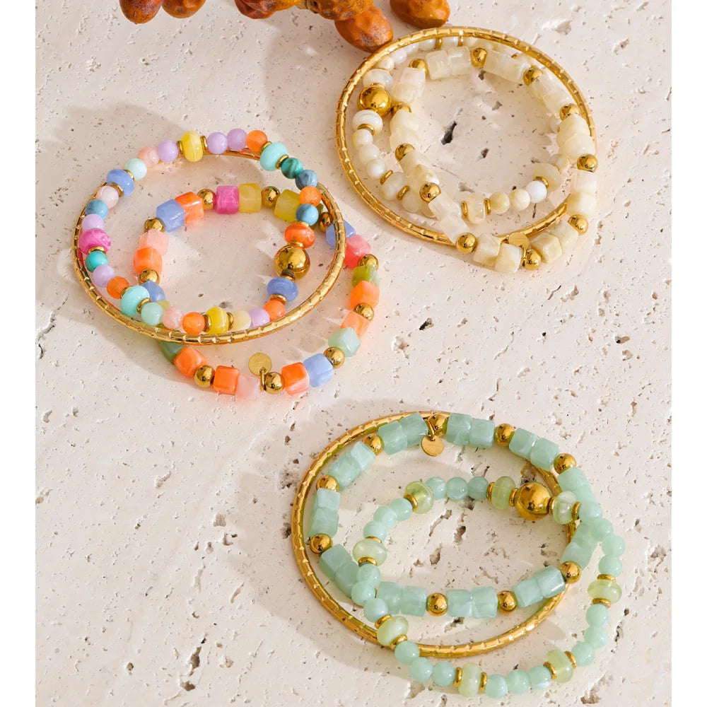 Resin acrylic beaded bracelet in gold-plated stainless steel with resin and acrylic.
