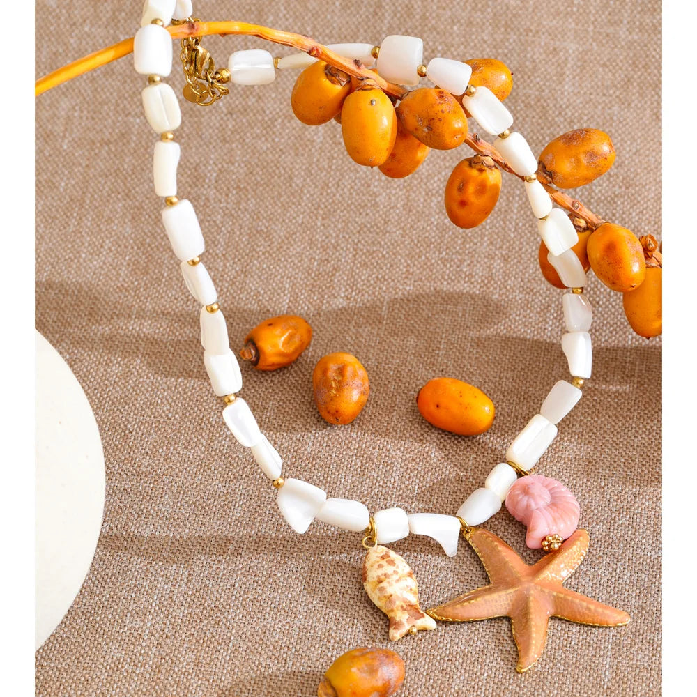 Shell star chain necklace in gold-plated stainless steel with shell.