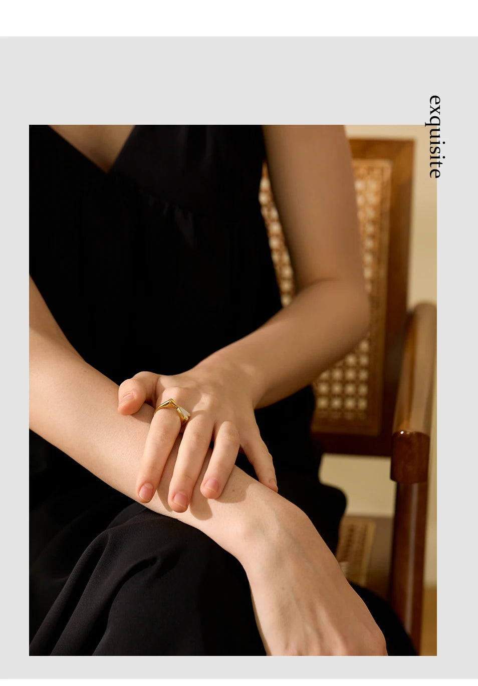 Shell acrylic heart ring in 18K gold-plated stainless steel with shell and acrylic.