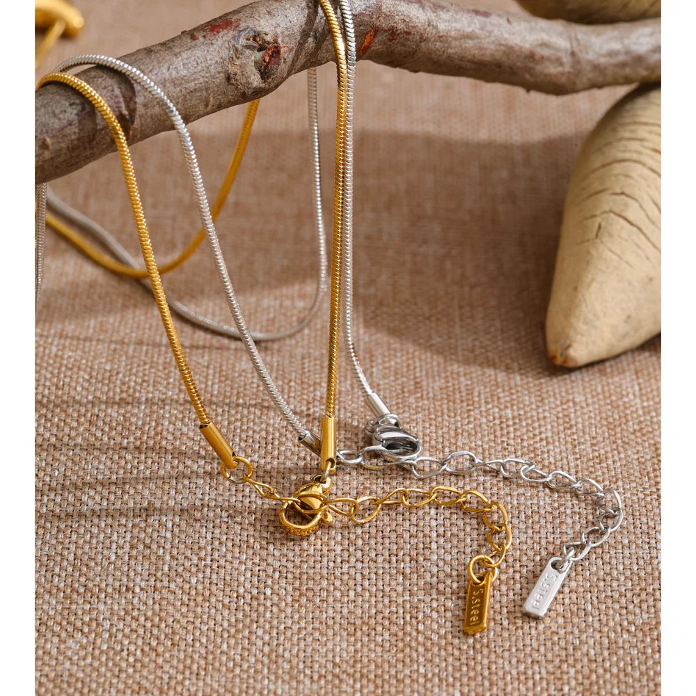 Geometric chain necklace in gold-plated stainless steel.