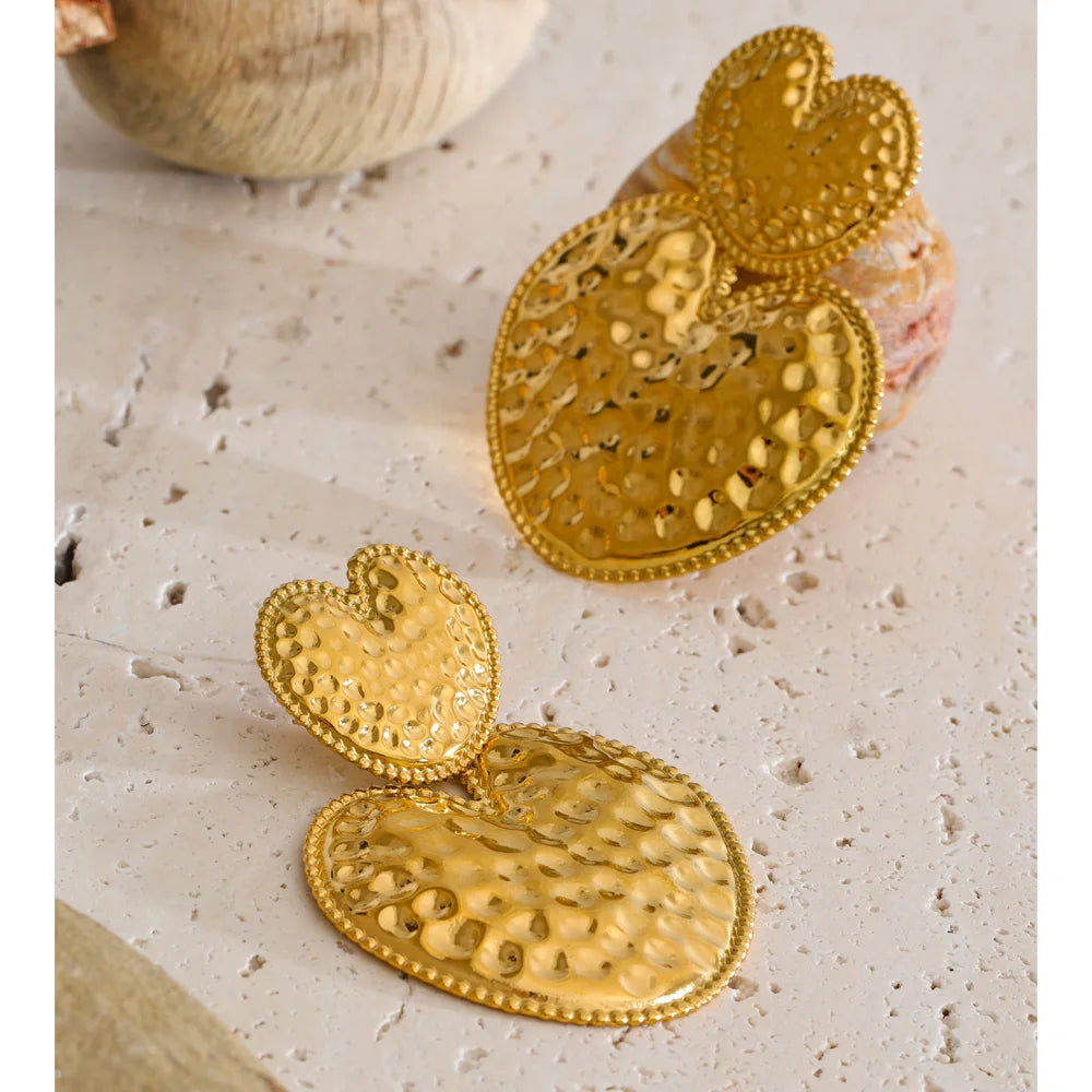 Heart earrings in gold-plated stainless steel.