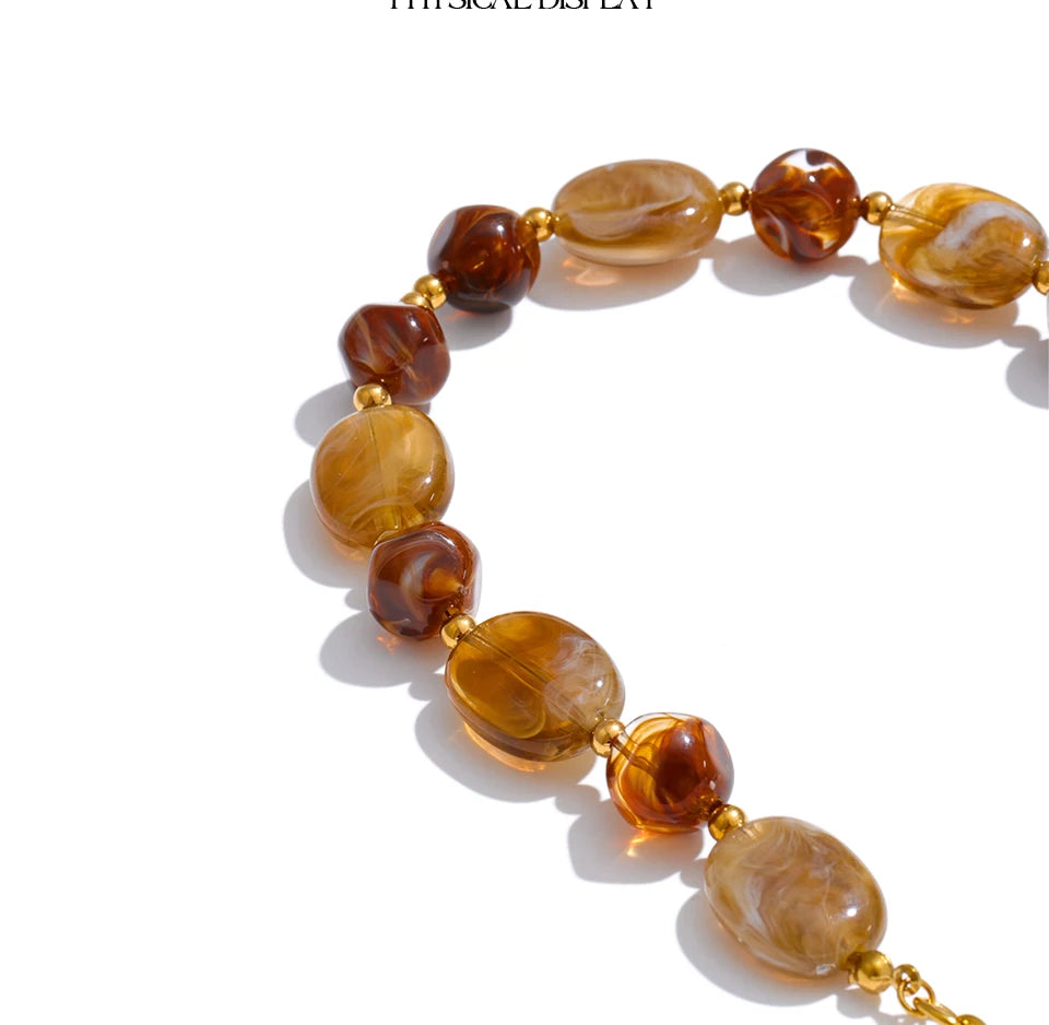 Resin beaded geometric necklace in gold-plated stainless steel with resin.