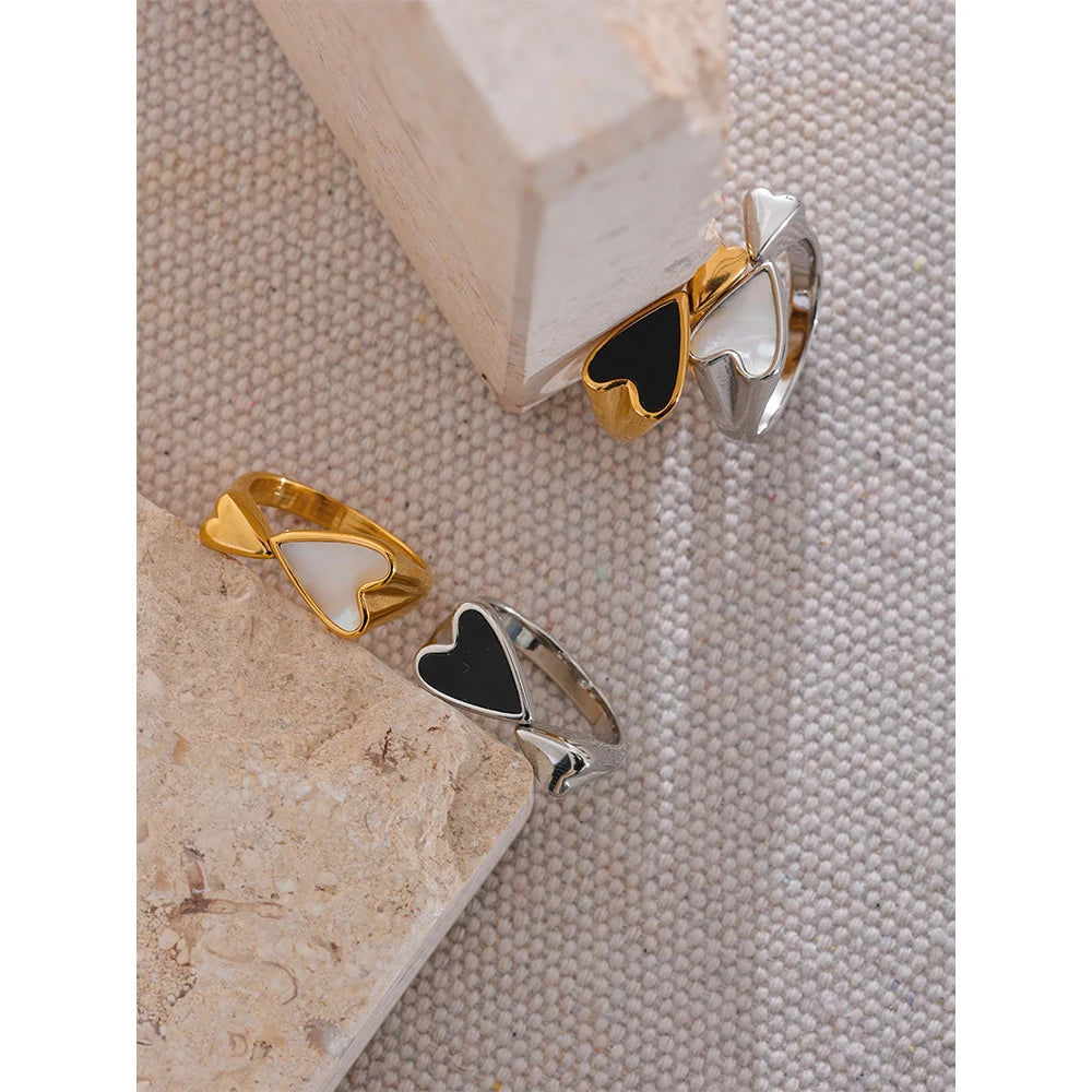 Shell acrylic heart ring in 18K gold-plated stainless steel with shell and acrylic.