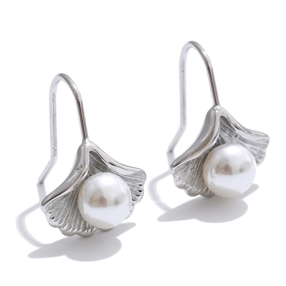 Pearl earrings in gold-plated stainless steel with pearl.