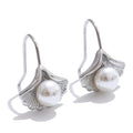 Pearl earrings in gold-plated stainless steel with pearl.