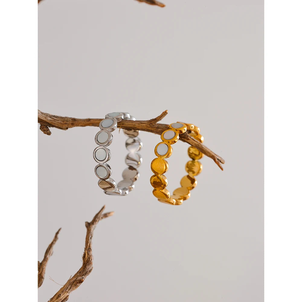 Shell geometric ring in 18K gold-plated stainless steel with shell.