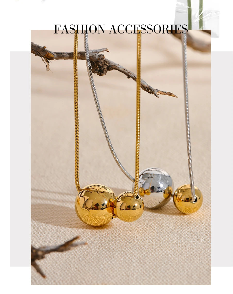 Beaded geometric necklace in gold-plated stainless steel.