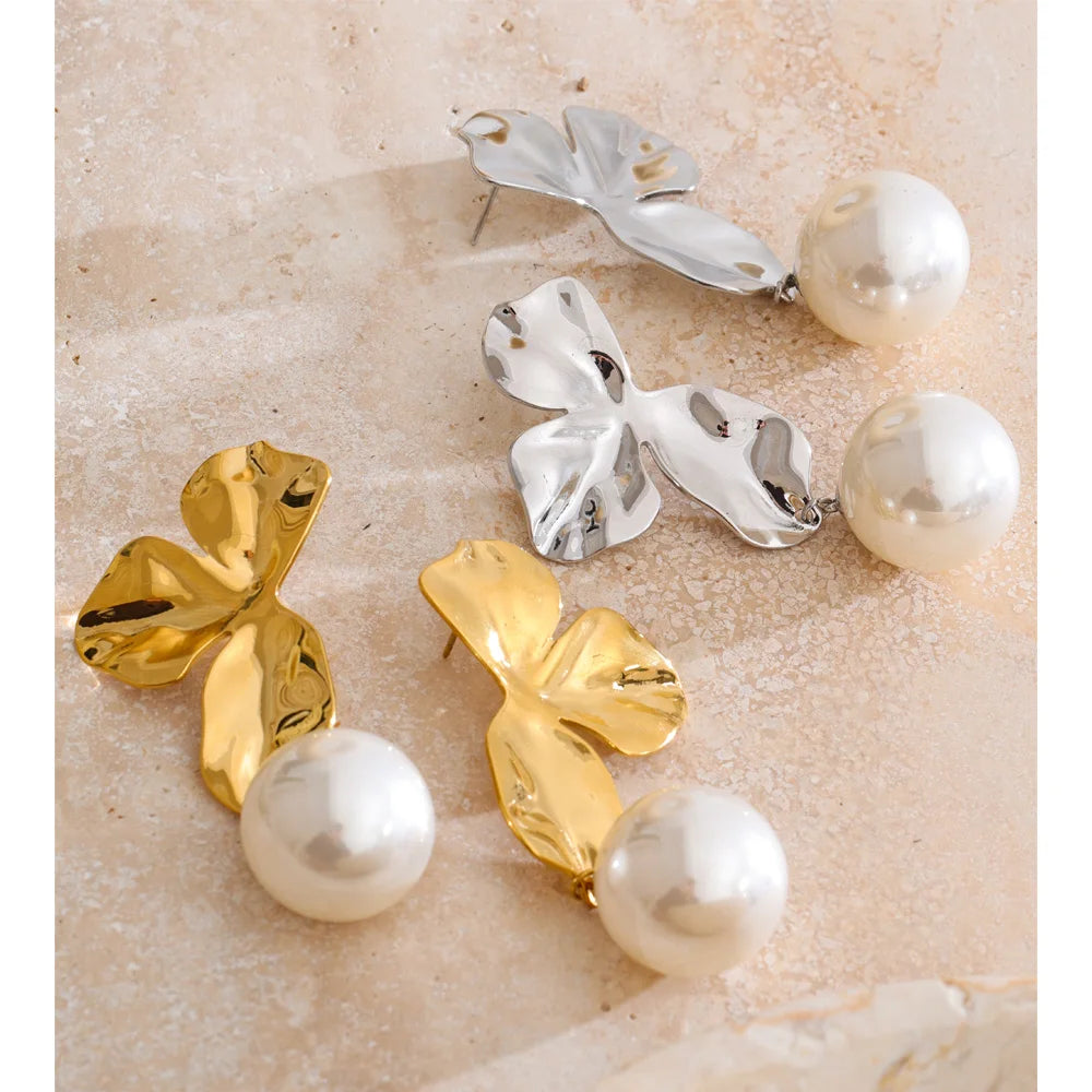 Pearl flower earrings in gold-plated stainless steel with pearl.