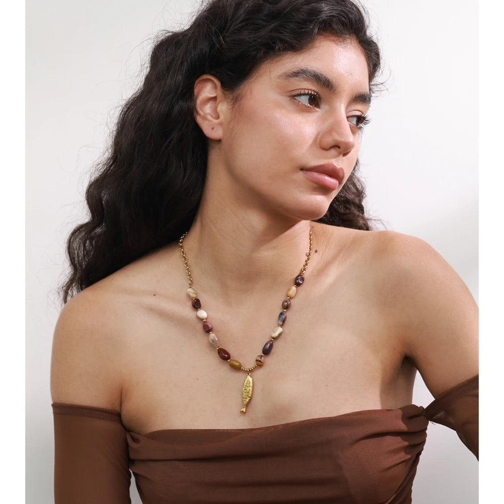Natural stone beaded geometric necklace in gold-plated stainless steel with natural stone.